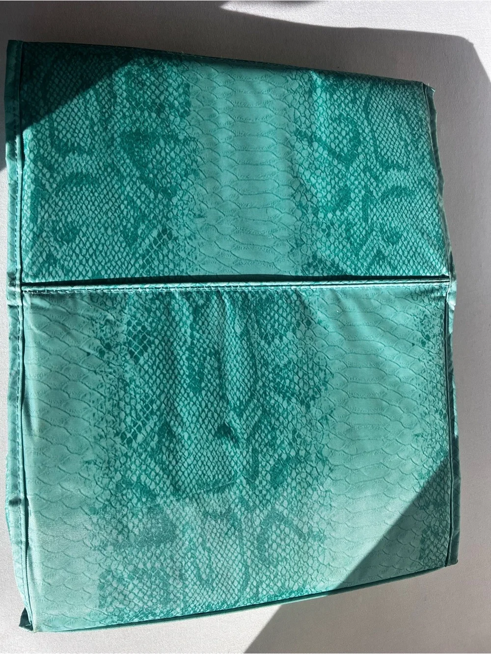 JOY MANGANO LARGE BETTER BEAUTY ROLL UP CASE. GREEN VINYL EASY WIPE OFF
